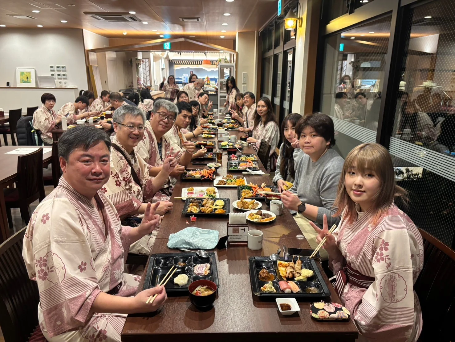鴻築團隊於日式晚宴合影