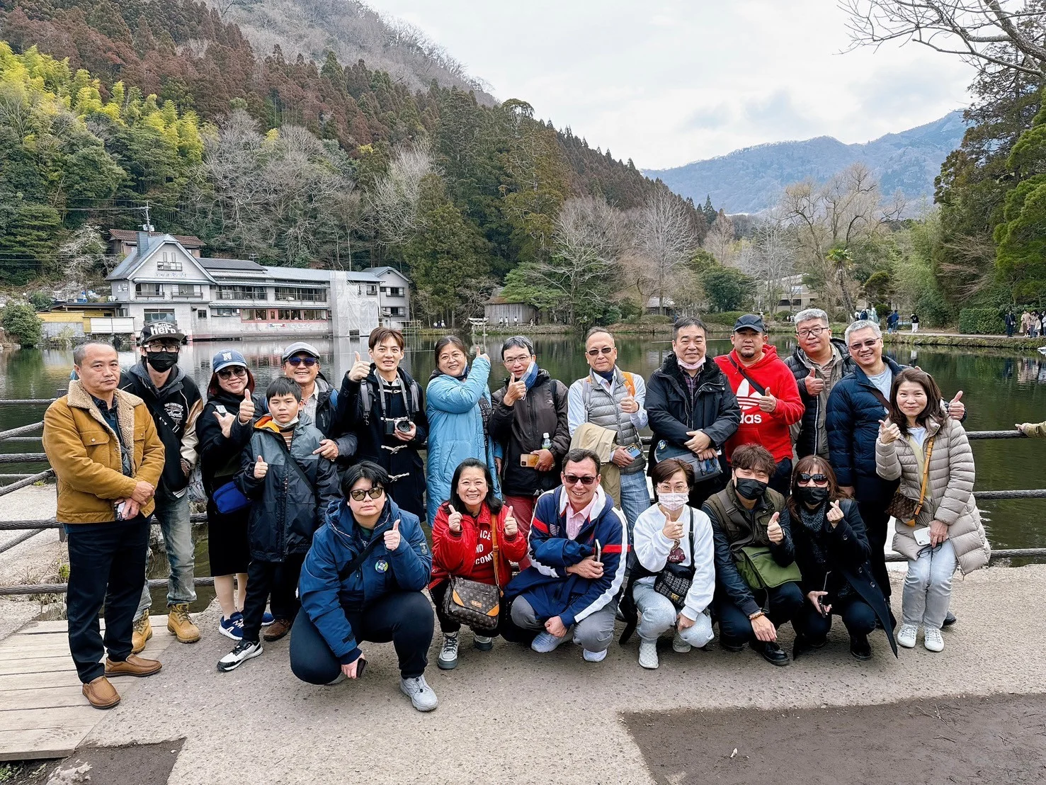 鴻築團隊於湖畔景點合影