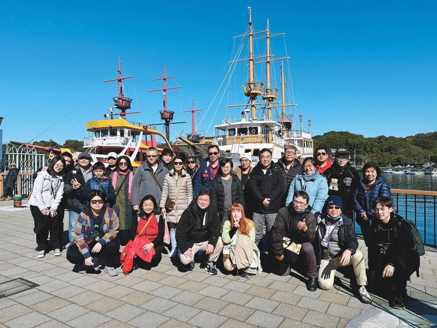 鴻築團隊於海港景點合影