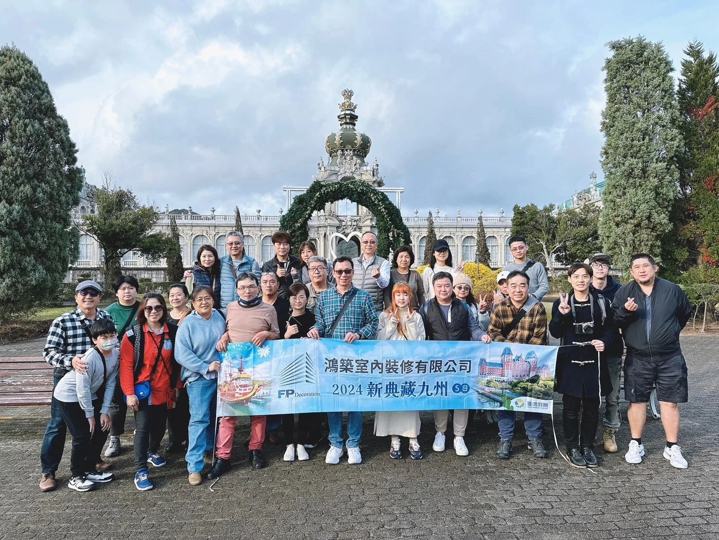 鴻築團隊於九州景點合影