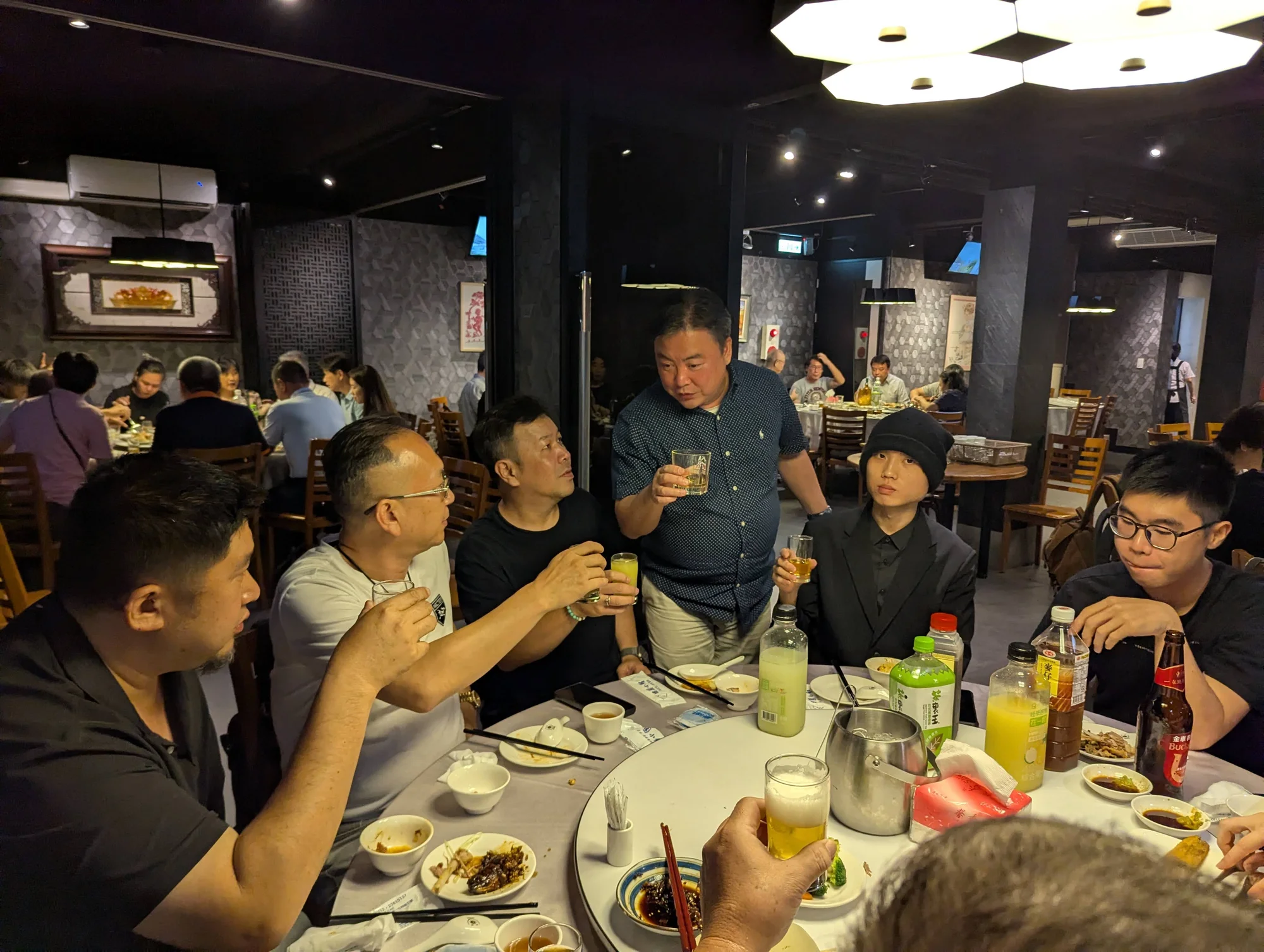 鴻築團隊用餐互動照片
