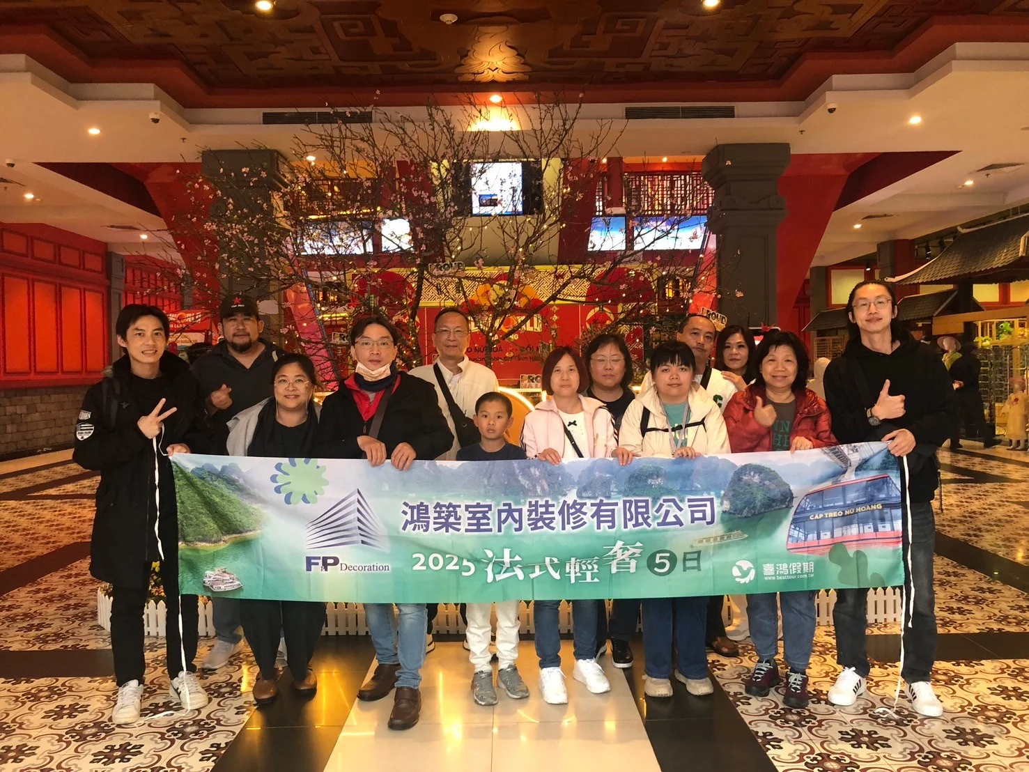 鴻築團隊於海外旅遊飯店大廳合影