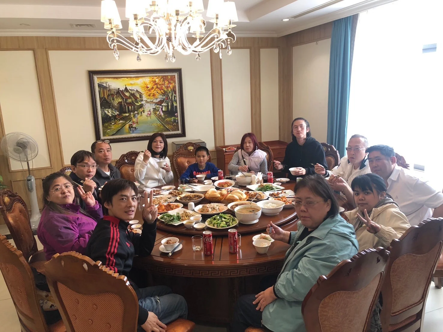 鴻築團隊於旅途中用餐合影