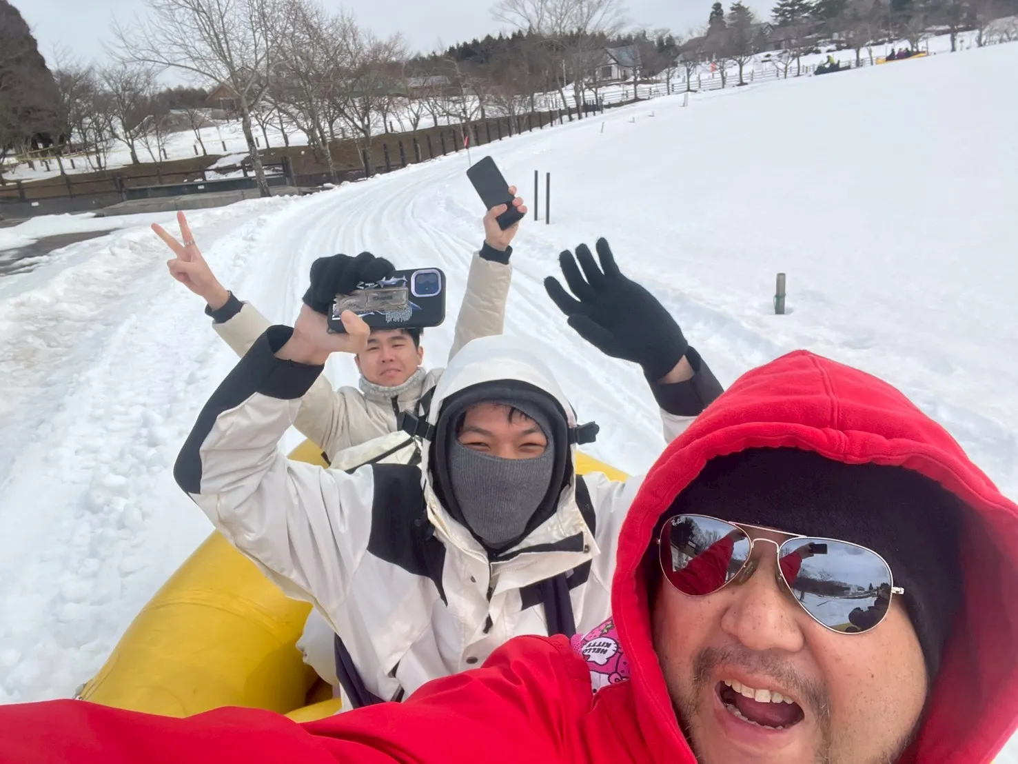 鴻築團隊於雪地活動互動自拍