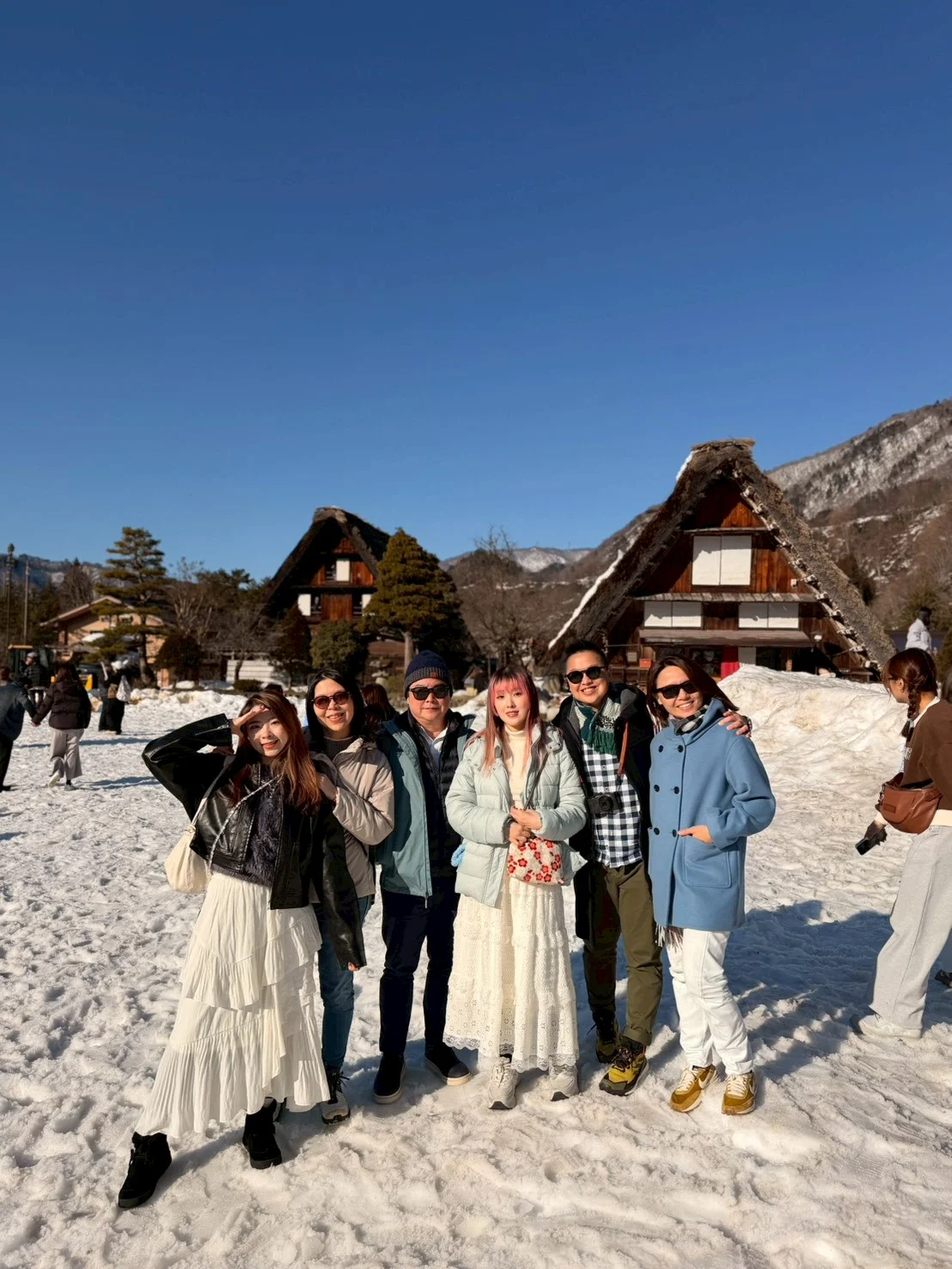 鴻築團隊於雪地景點小組合影
